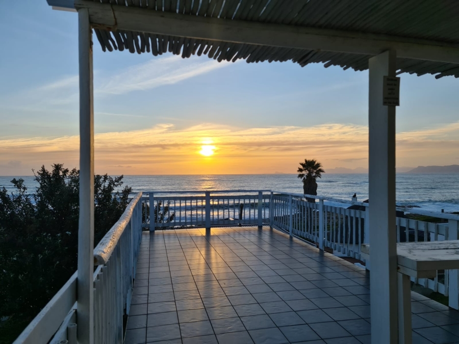 4 Bedroom Property for Sale in Perlemoenbaai Western Cape